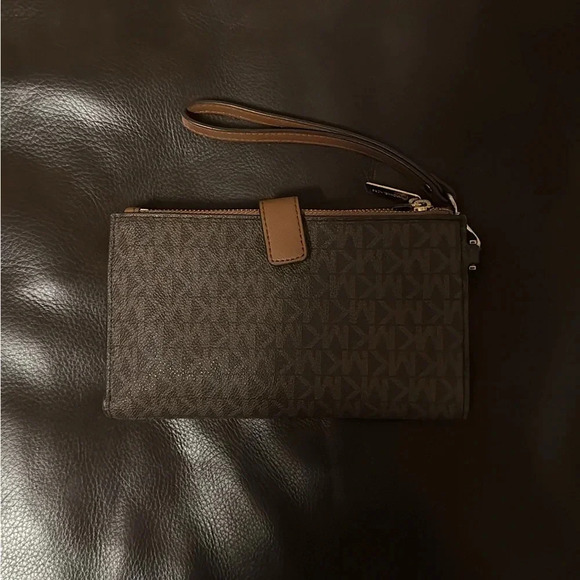 TRAVEL WRISTLET - Picture 2 of 3